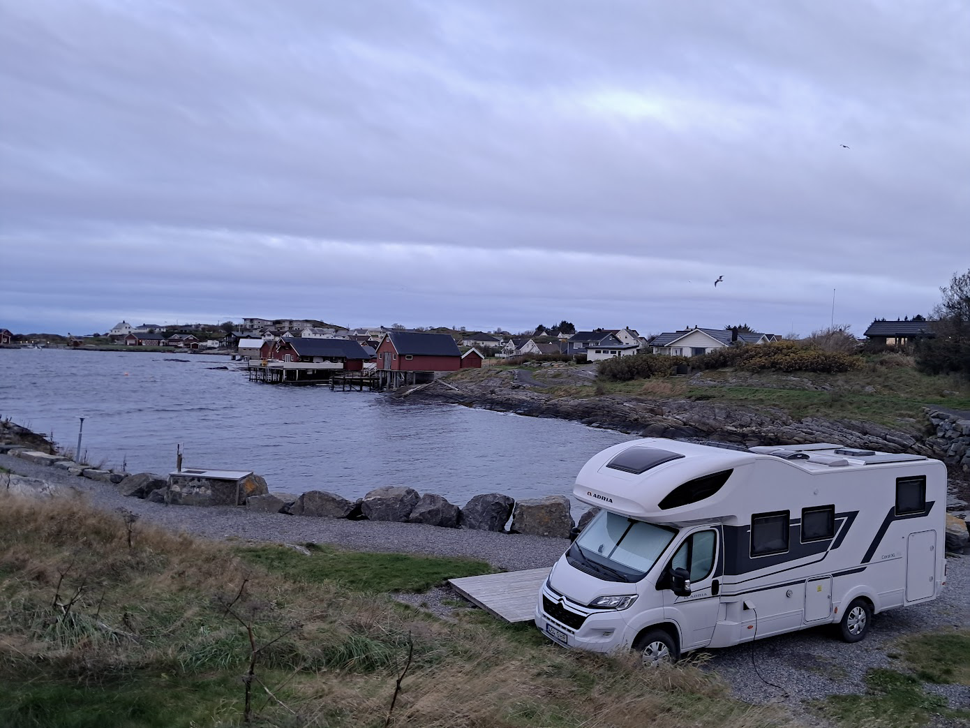 Matkaauto Bud Campingu kämpingus Norra rannikul.