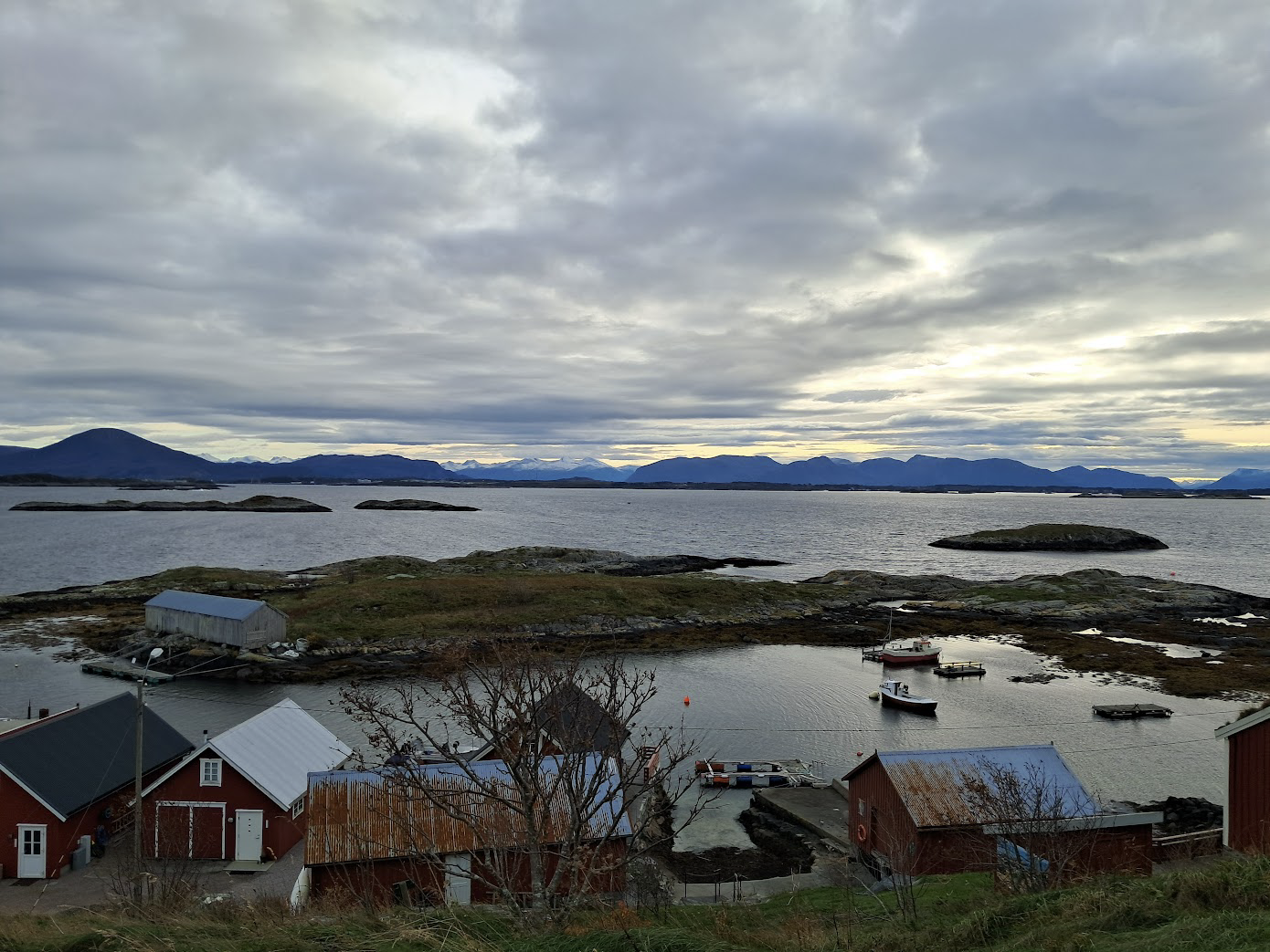 Vaade Budi sadamale ja Norra rannikule koos väikeste paatide ning fjordidega.