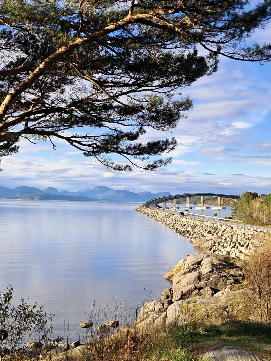 Atlandi tee (Atlanterhavsveien) looklev sild Norra rannikul.