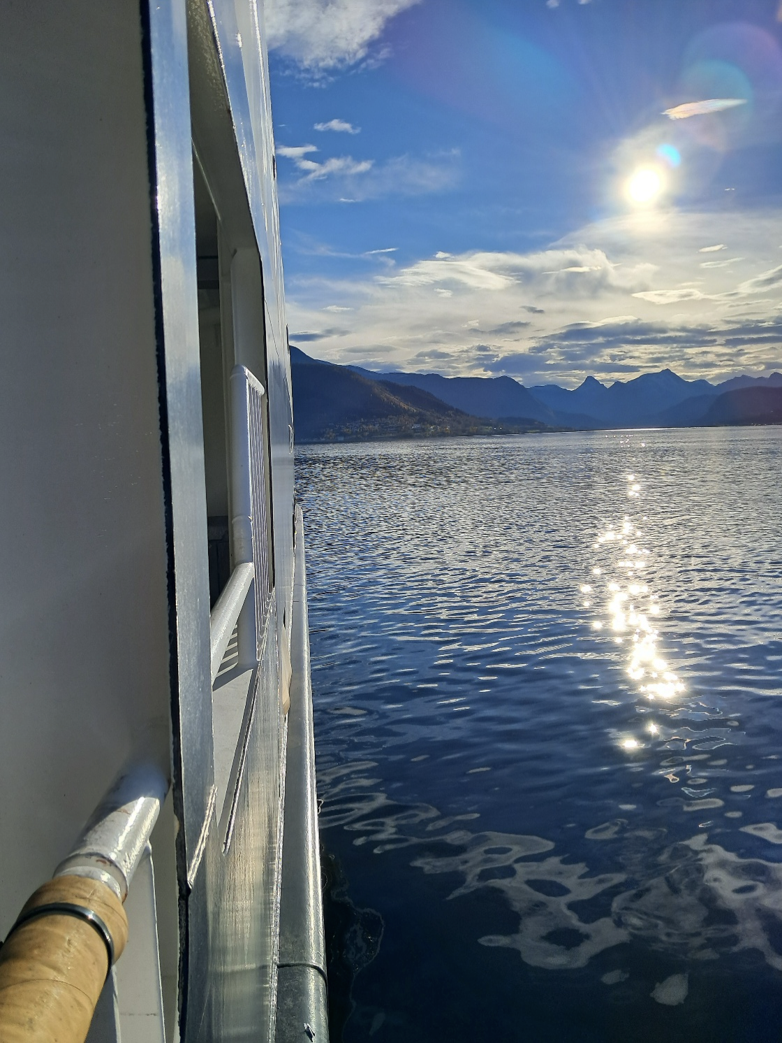 Vaade Norra fjordidele praamilt päikeselisel sügispäeval.
